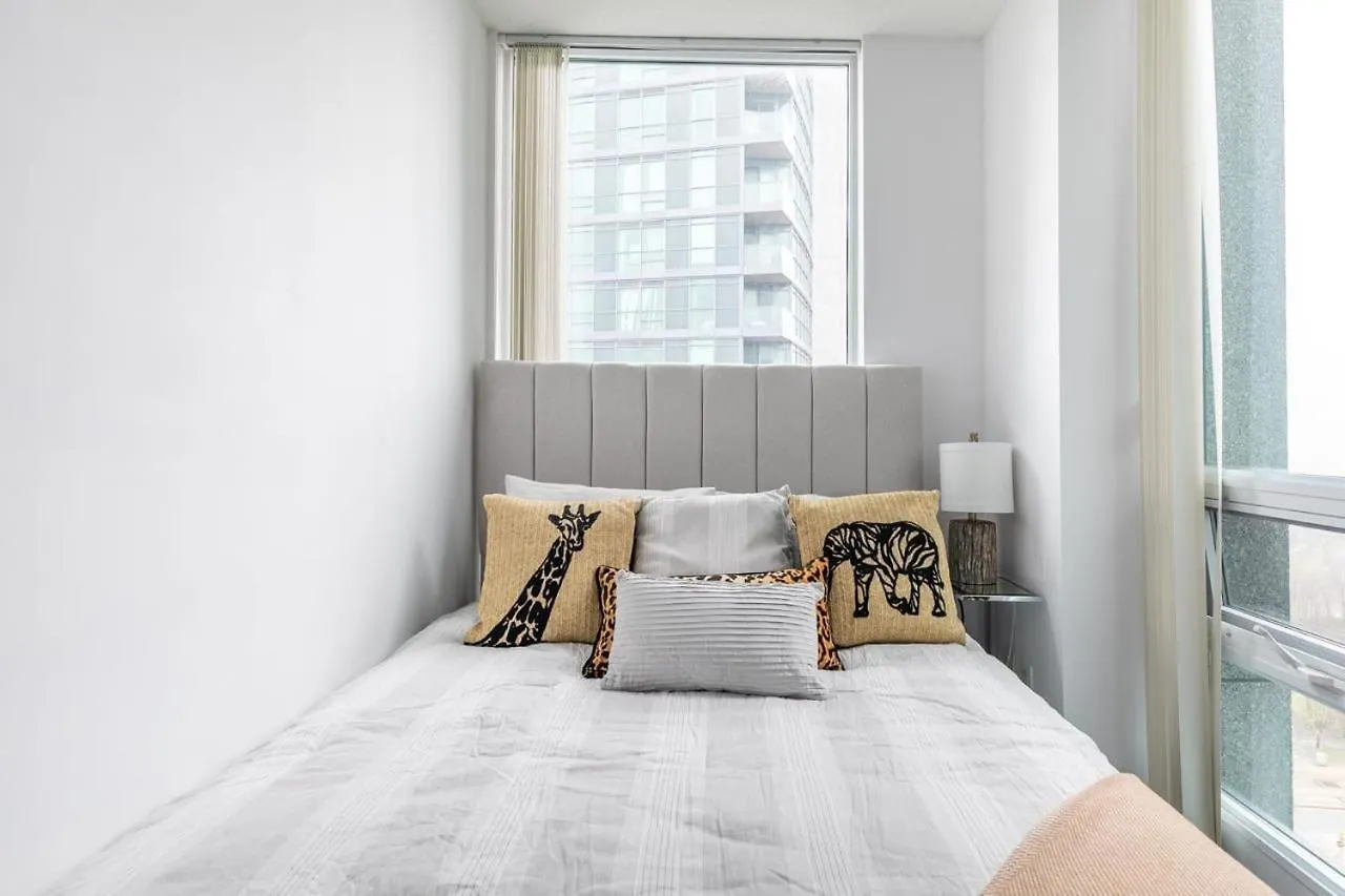Stunning Lake View Top Floor Studio Apartment Toronto